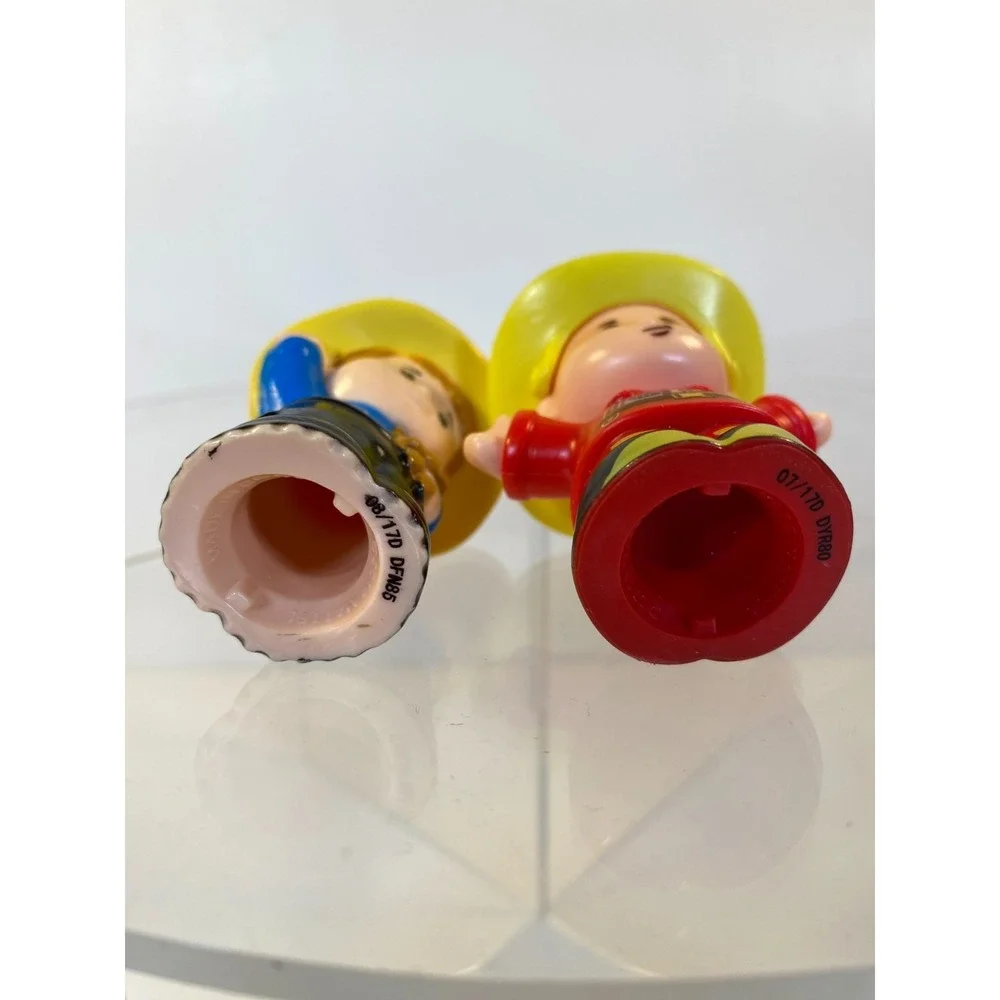 Fisher Price Little People Lift n Lower Fire Truck 3 People & Dog Lights Sounds